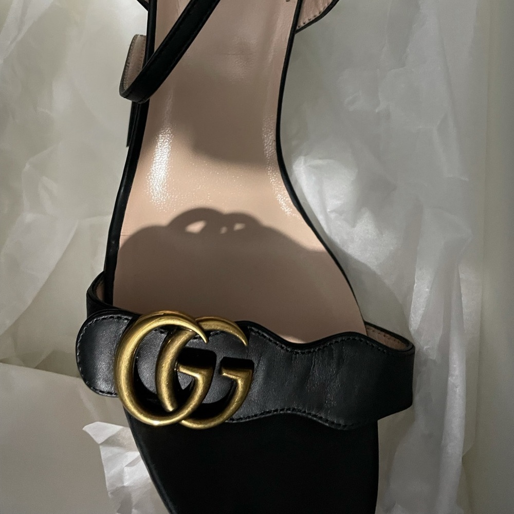Worn twice for photo shoot size 41 -11 fits like a 10 Authentic Gucci sandal